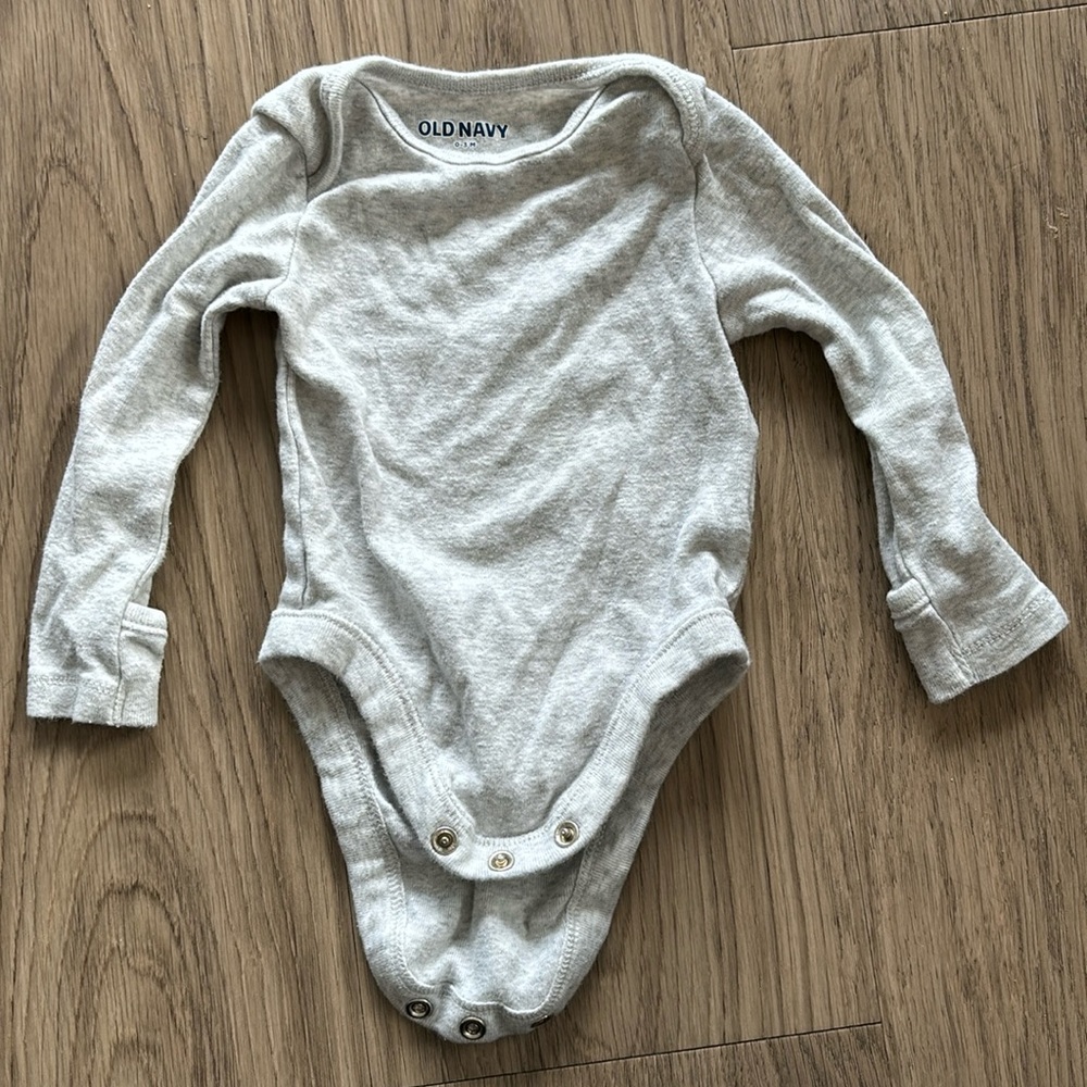 ⭐️5/$25⭐️ 0-3M Old Navy Grey Bodysuit